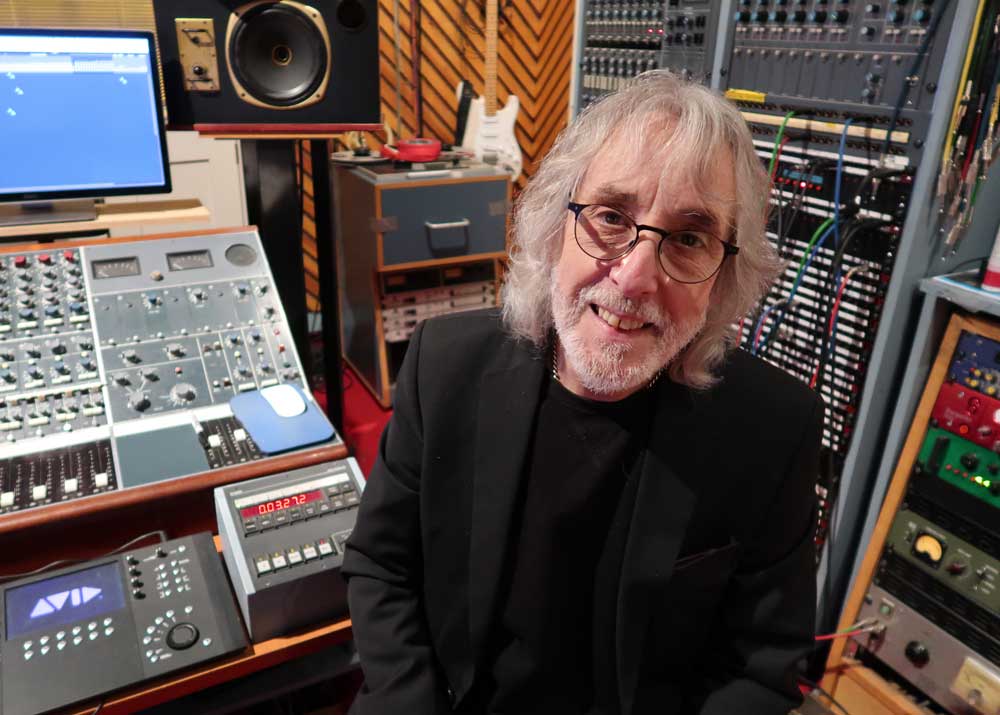 Photo of Gordon Giltrap MBE, from thewho.com